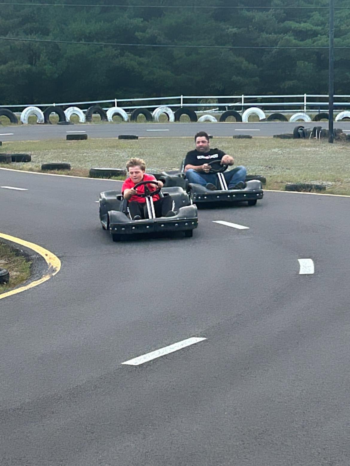 Le petit en tête, papa juste derrière — certaines rivalités commencent tôt ! 🏎️😄