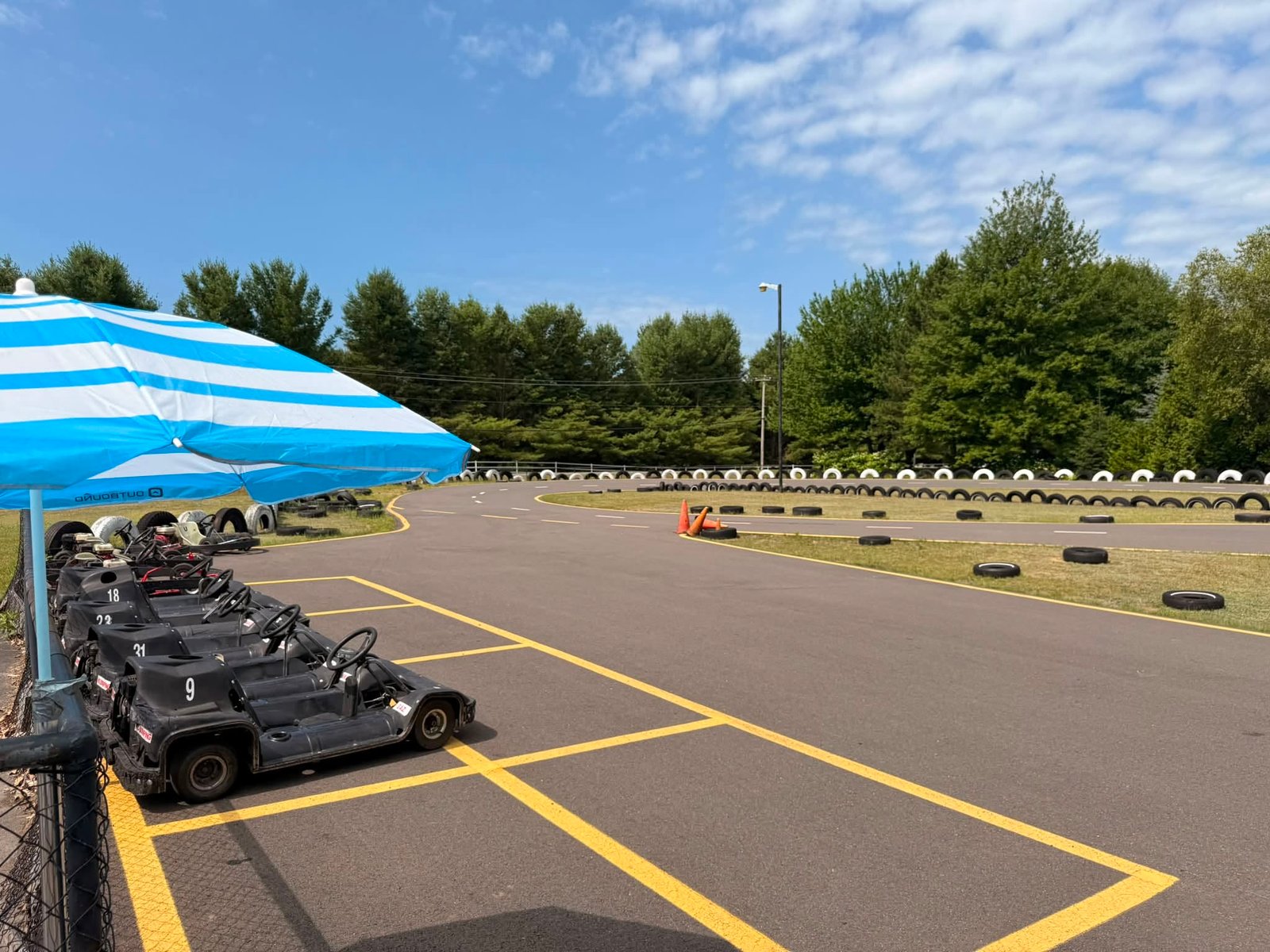 Karts alignés sur la grille de départ à Karting L'Avenir